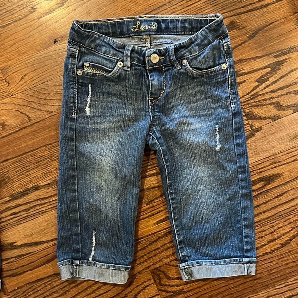 Levi’s girls long shorts, size 8